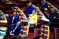 Τέμπη: Σφοδρή σύγκρουση στη Βουλή για το πόρισμα του ΕΟΔΑΣΑΑΜ