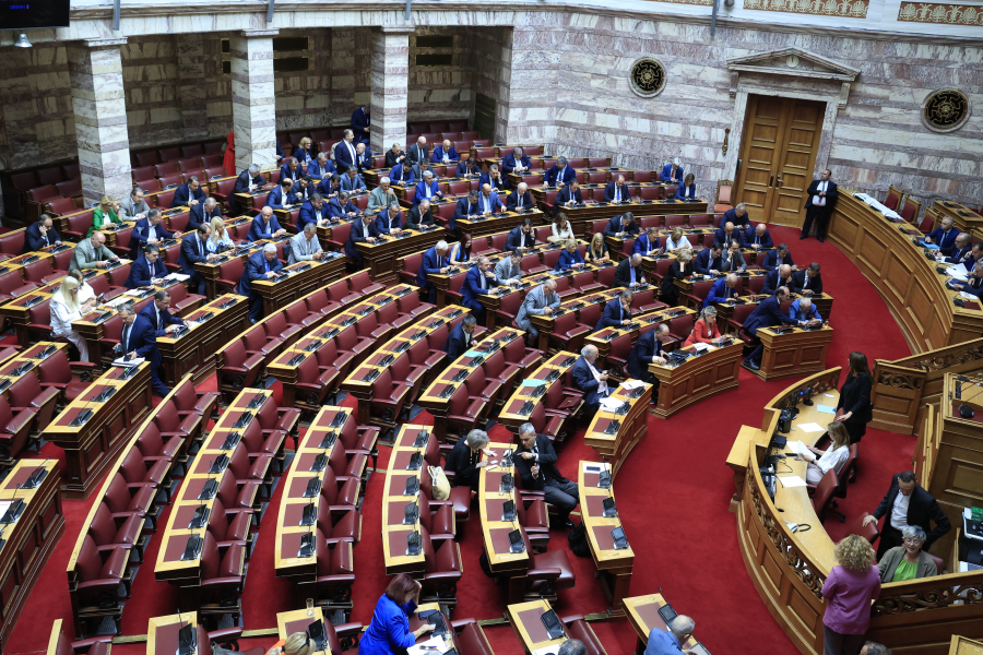 Βουλή: Υπερψηφίστηκε η τροπολογία για το Μεταναστευτικό