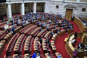 Βουλή: Υπερψηφίστηκε η τροπολογία για το Μεταναστευτικό
