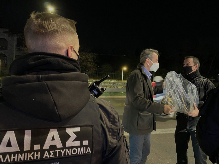 Ο Κυριάκος Μητσοτάκης με τη σύζυγό του ευχήθηκαν «Καλή Χρονιά» στους αστυνομικούς της ΔΙΑΣ που έχουν βάρδια απόψε