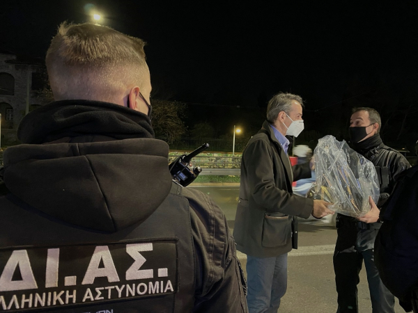 Ο Κυριάκος Μητσοτάκης με τη σύζυγό του ευχήθηκαν «Καλή Χρονιά» στους αστυνομικούς της ΔΙΑΣ που έχουν βάρδια απόψε