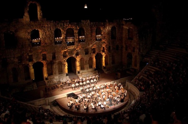 ΚΑΣ: «Ναι» στην επίδειξη μόδας του Κωστέτσου μπροστά από το Ηρώδειο