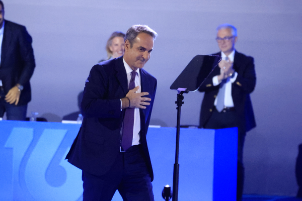 Η κυβέρνηση επιχειρεί να βγει από το «κάδρο» των σκανδάλων και να ανασυνταχθεί
