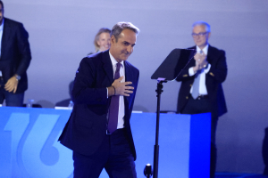 Η κυβέρνηση επιχειρεί να βγει από το «κάδρο» των σκανδάλων και να ανασυνταχθεί