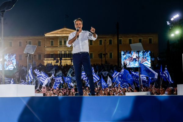 Μηνύματα κατά αποχής από τη ΝΔ με το βλέμμα στις… παραλίες