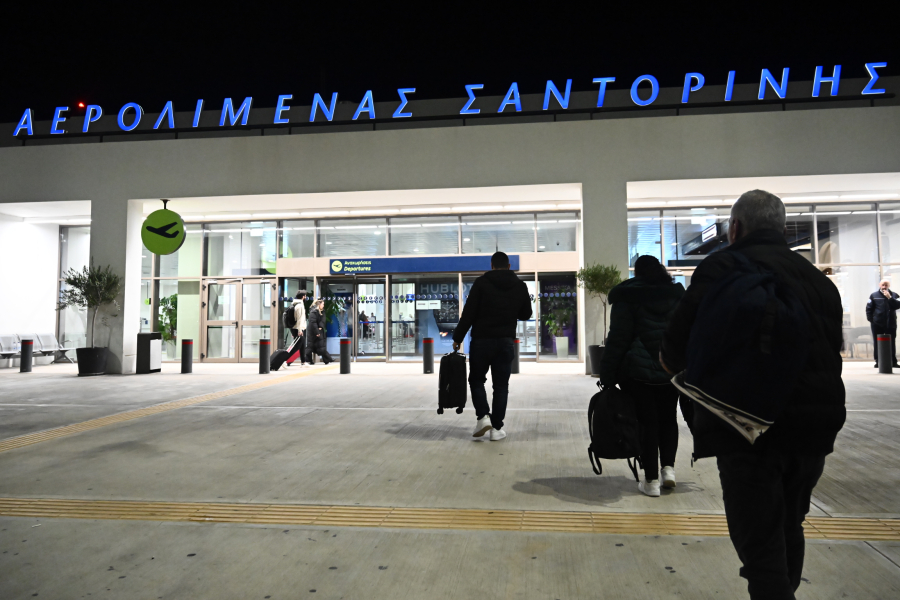 Σαντορίνη: 4 έκτακτες πτήσεις της Aegean και σήμερα Τρίτη, τι απαντά για τις τιμές