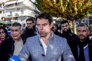 Κίνημα Δημοκρατίας: Ο Μητσοτάκης φόρεσε τη μάσκα του Τραμπ
