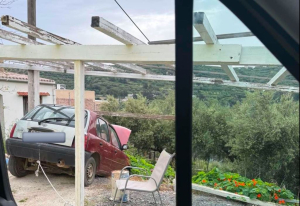 Τροχαίο στο Καστέλι Κισσάμου: Λύθηκε το χειρόφρενο και εγκλωβίστηκε ο 79χρονος οδηγός