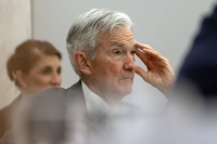 Ο Τραμπ εντείνει την πίεση στον Πάουελ και επισκέπτεται τη Fed