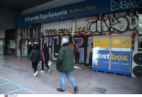 Ληστεία στα ΕΛΤΑ στην Αιόλου υπό την απειλή όπλου