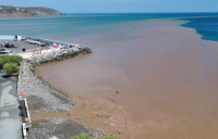 Η νεροποντή έβαψε... καφέ θάλασσα στην Κρήτη - Δείτε βίντεο