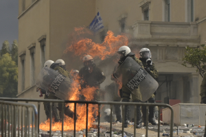 Επεισόδια στο Σύνταγμα: Χωρίς τις αισθήσεις του μεταφέρεται από τα λουλουδάδικα περιπτεράς