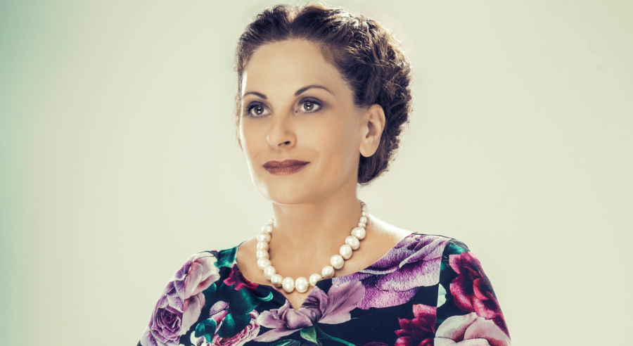 Η Θεοφανία Παπαθωμά στο Dnews για τη μεταμόρφωσή της σε Σοφία Βέμπο: «Έχουμε χρέος να θυμόμαστε τους Ήρωες»