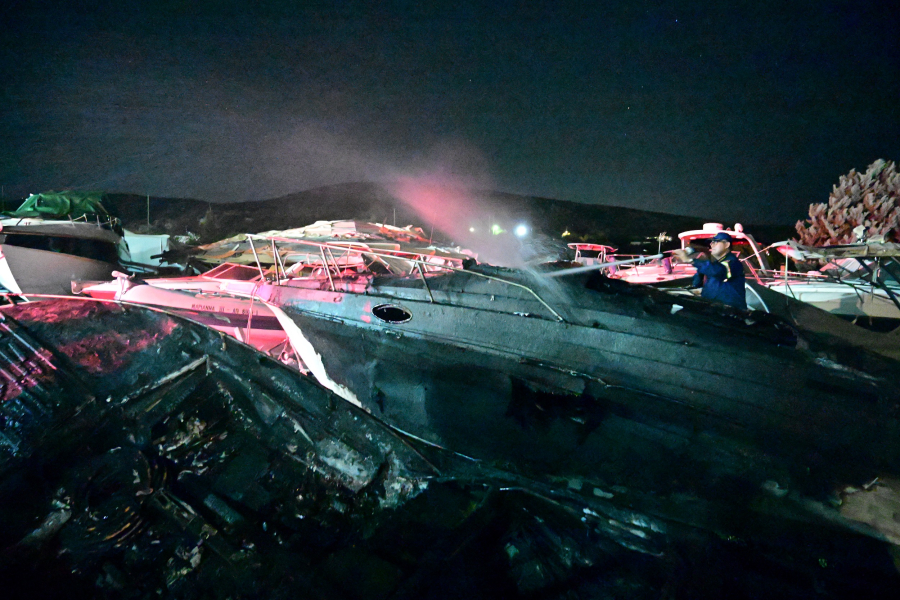 Φωτιά σε χώρο φύλαξης σκαφών στη λεωφόρο Βάρης Κορωπίου