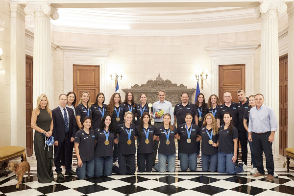 Εθνική πόλο: Στο Μαξίμου οι παγκόσμιες πρωταθλήτριες - Τα δώρα που έκαναν στον Μητσοτάκη (Εικόνες)