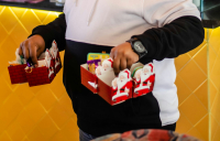 Προϊστάμενος έβαλε μαθητή λυκείου να εργάζεται από το πρωί έως το βράδυ τα Χριστούγεννα