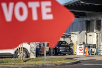 Εκλογές ΗΠΑ: Αναποφάσιστοι, το «κλειδί» της νίκης για Τραμπ και Χάρις