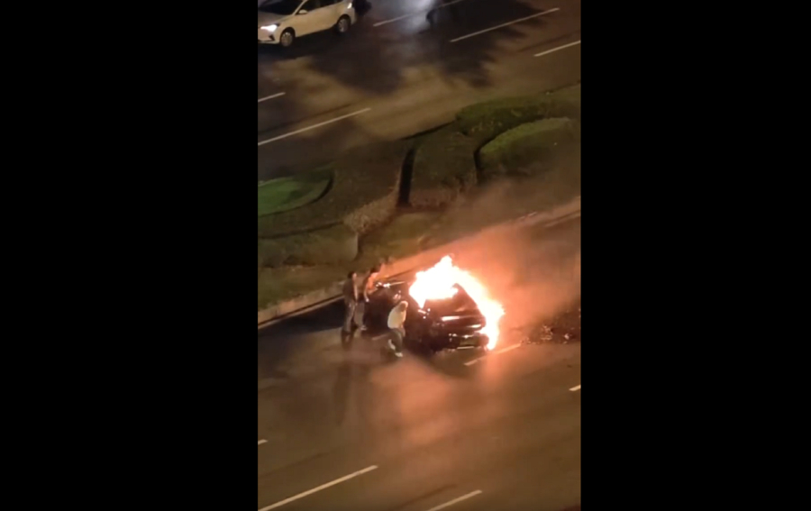 Xiaomi: Πτώση της μετοχής, έπειτα από δυστύχημα - Οδηγός παγιδεύτηκε σε φλεγόμενο ηλεκτρικό όχημα (Βίντεο)