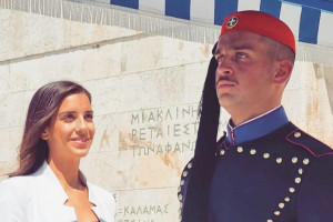 Συγκινεί η αδελφή του Εύζωνα: «Πρώτη φορά από μικρά παιδιά, αντί να με κάνεις να γελάω... δακρύζω»