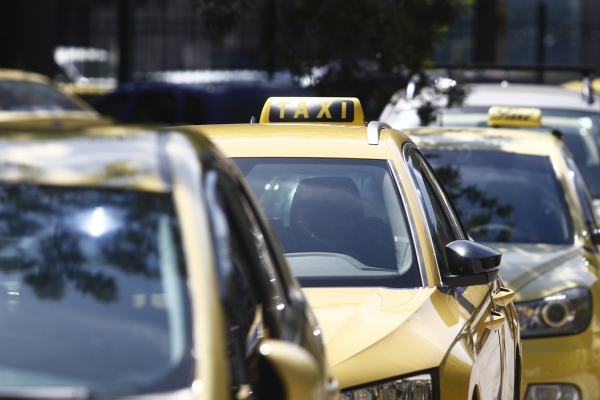 Ίλιον: Ταξί έπεσε πάνω σε σταθμευμένο όχημα - Νεκρός ο οδηγός του