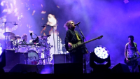 Το θρυλικό συγκρότημα The Cure επέστρεψε με νέο δίσκο έπειτα από 16 χρόνια (video)