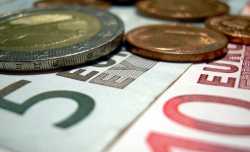 Οριακή πτώση για το ευρώ έναντι του δολαρίου