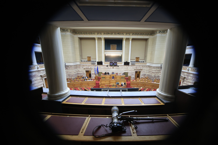 Ομόφυλα ζευγάρια: «Σμπαράλια» ΝΔ και ΠΑΣΟΚ από διαφωνίες - Τα «ναι», τα «όχι» και ο γρίφος της επιτροπής