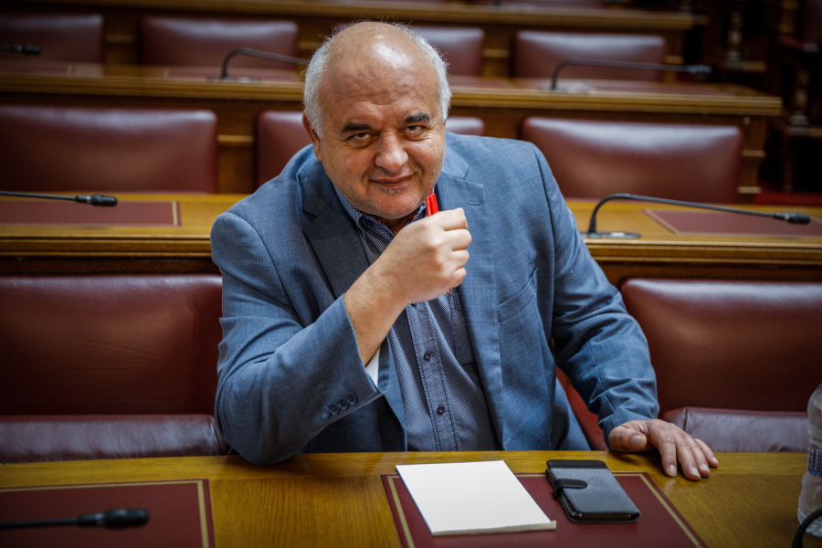 Καραθανασόπουλος: «Η κυβέρνηση προσαρμόζει τα υγειονομικά πρωτόκολλα στα συμφέροντα των επιχειρηματικών ομίλων»