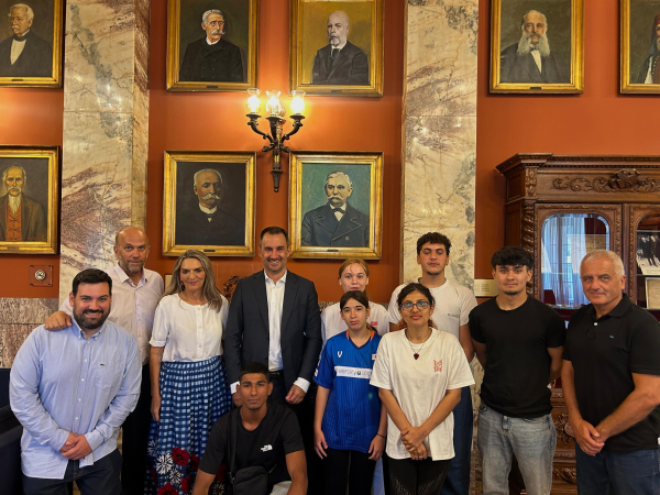 Η Νέα Αριστερά υποδέχθηκε την Εθνική Ποδοσφαιρική Ομάδα Αστέγων στη Βουλή