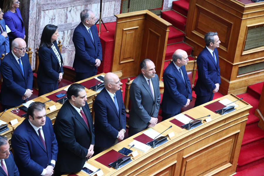 Οι αυξήσεις στις Ένοπλες Δυνάμεις... ξηλώνουν το «γαλάζιο» πουλόβερ