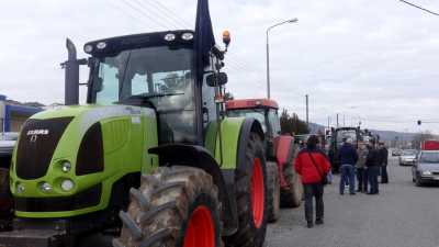 Κλειστή η εθνική οδός Αθήνας - Θεσσαλονίκης από αγρότες