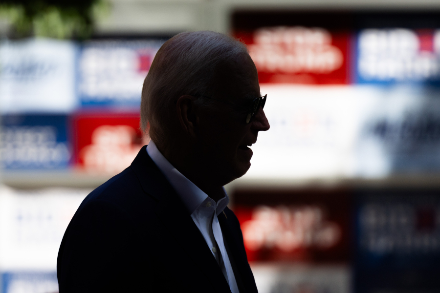 Στριμωγμένος ο Μπάιντεν: Μεγάλη η πίεση να αποσύρει την υποψηφιότητά του
