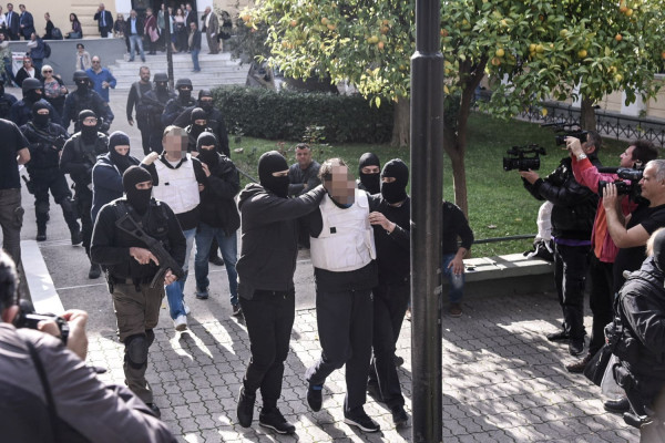 Επαναστατική Αυτοάμυνα: Ένταση στα δικαστήρια της Ευελπίδων όπου απολογούνται οι συλληφθέντες