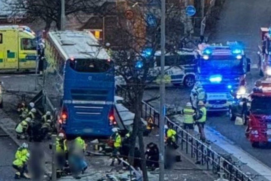 Στοκχόλμη: Λεωφορείο έπεσε σε στάση - Πληροφορίες για νεκρούς και τραυματίες (Εικόνες και Βίντεο)