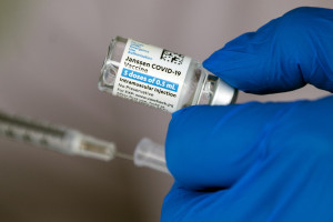 Ξεκινούν οι εμβολιασμοί με Johnson &amp; Johnson - Πότε ανοίγει το πρόγραμμα για 50αρηδες και ευπαθείς