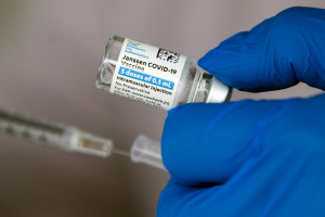Ξεκινούν οι εμβολιασμοί με Johnson & Johnson - Πότε ανοίγει το πρόγραμμα για 50αρηδες και ευπαθείς