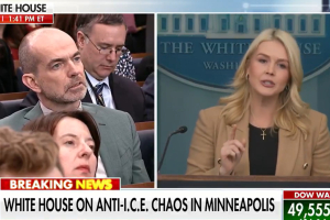 Παραλήρημα Λέβιτ: Επιτέθηκε σε δημοσιογράφο με αφορμή τις δολοφονίες από πράκτορες της ICE (Βίντεο)