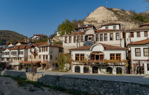 Η μικρότερη πόλη της Βουλγαρίας μια «ανάσα» από τα ελληνικά σύνορα – Βυζαντινή αρχιτεκτονική και οργιάζουσα φύση