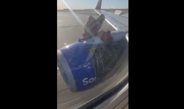 ΗΠΑ: Εφιαλτικές στιγμές για τους επιβάτες, αποκολλήθηκε κάλυμμα κινητήρα αεροσκάφους της Boeing