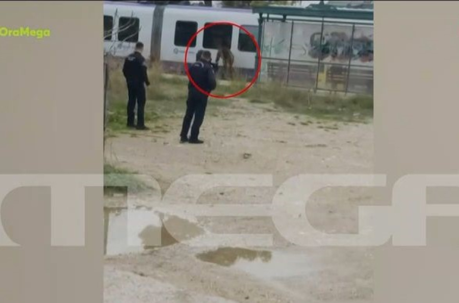 Καρέ καρέ η σύλληψη άνδρα που απειλούσε με όπλο ρέπλικα σε σταθμό του Προαστικού