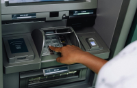 ΚΚΕ: Η τροπολογία για τα ΑΤΜ αφήνει «παράθυρα» να συνεχιστεί η κλοπή σε βάρος των καταθέσεων