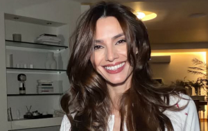 Παπαγεωργίου: Φωτογραφίες από τα γενέθλιά της – Η διώροφη τούρτα και τα χαμόγελα