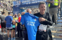 Μαραθώνιος 2025: Ο Ματέο Ρέντσι έτρεξε στην Αθήνα - Τερμάτισε με την ιταλική σημαία στα χέρια