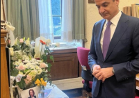 Στους κοινοβουλευτικούς συντάκτες ο Μητσοτάκης - Άφησε λουλούδι για την Αντιγόνη Πανέλλη