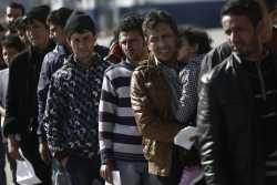 Τι απαντά το Υπουργείο Προστασίας του Πολίτη για τις χειροπέδες στους μετανάστες