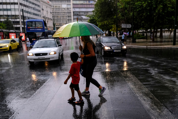 Προελαύνει η κακοκαιρία: Ισχυρή καταιγίδα αυτήν την ώρα στην Αττική, LIVE η πορεία της