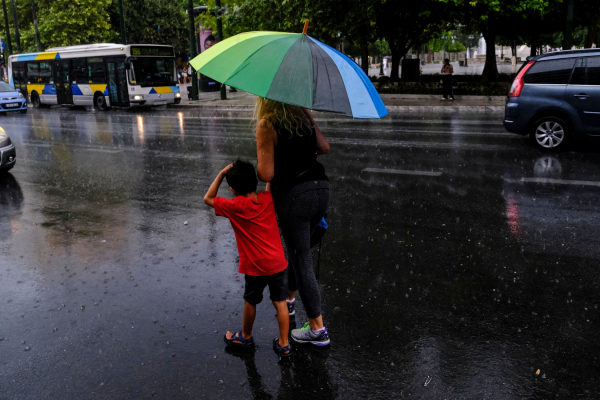Προελαύνει η κακοκαιρία: Ισχυρή καταιγίδα αυτήν την ώρα στην Αττική, LIVE η πορεία της