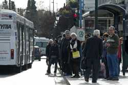 Παραπαίουν οι μετακινήσεις με λεωφορεία και τρόλεϊ