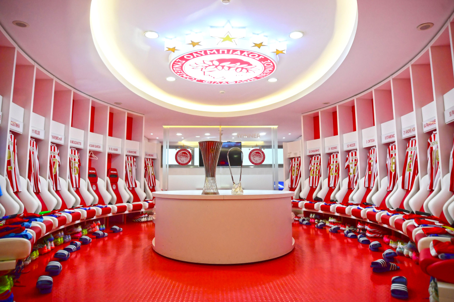 Στα αποδυτήρια του Ολυμπιακού οι επετειακές φανέλες και τα δύο ευρωπαϊκά τρόπαια!