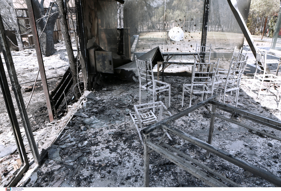 Φωτιά στη Βαρυμπόμπη: Βοηθούσε εθελοντικά να μην καούν τα σπίτια άλλων και κάηκε το δικό της (βίντεο)